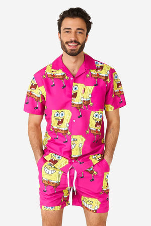 Man draagt zomeroutfit met spongeBob squarepants print