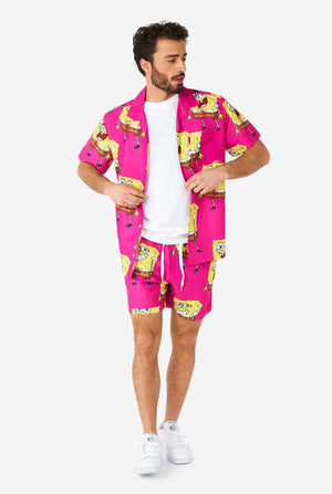Man draagt zomeroutfit met spongeBob squarepants print