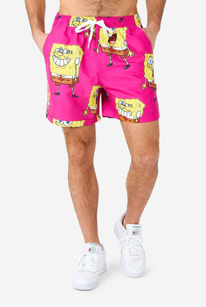 Man draagt zomers shorts met spongeBob squarepants print