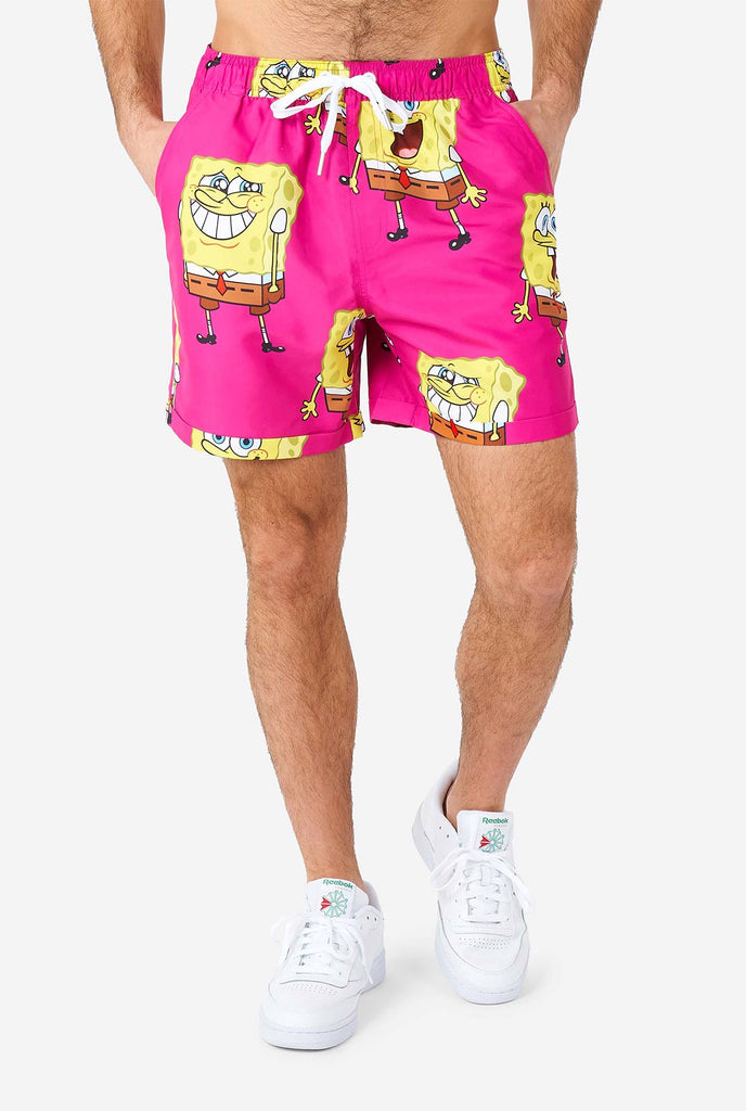 Man draagt ​​zomers shorts met spongeBob squarepants print