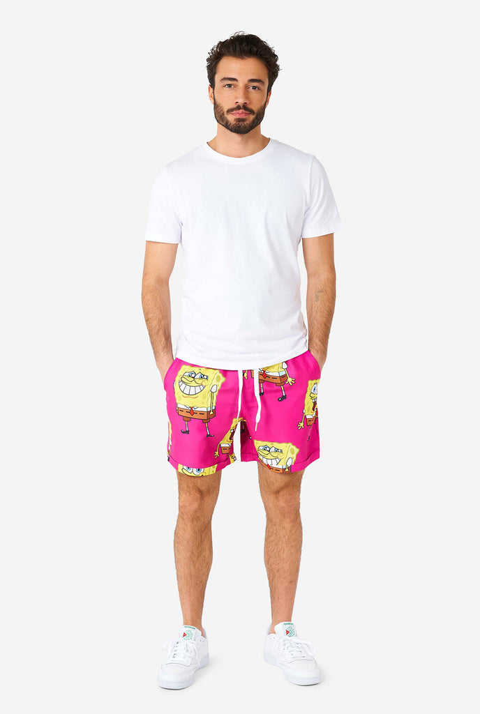 Man draagt ​​zomers shorts met spongeBob -print