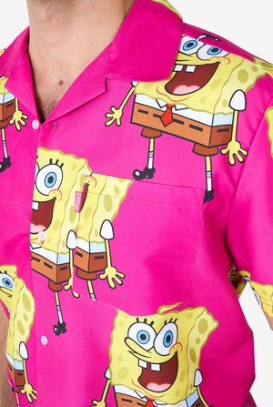 Man draagt zomeroutfit met spongeBob squarepants print, shirt close -up