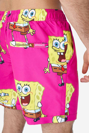 Man draagt zomeroutfit met spongeBob squarepants print, korte close -up