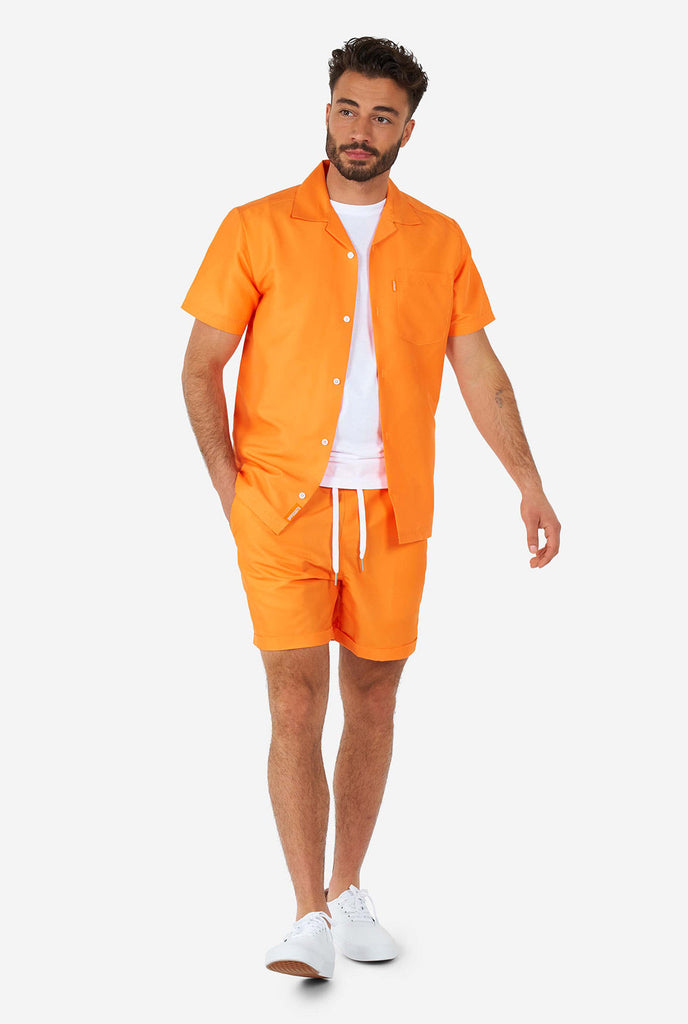 Man draagt ​​een oranje zomerset