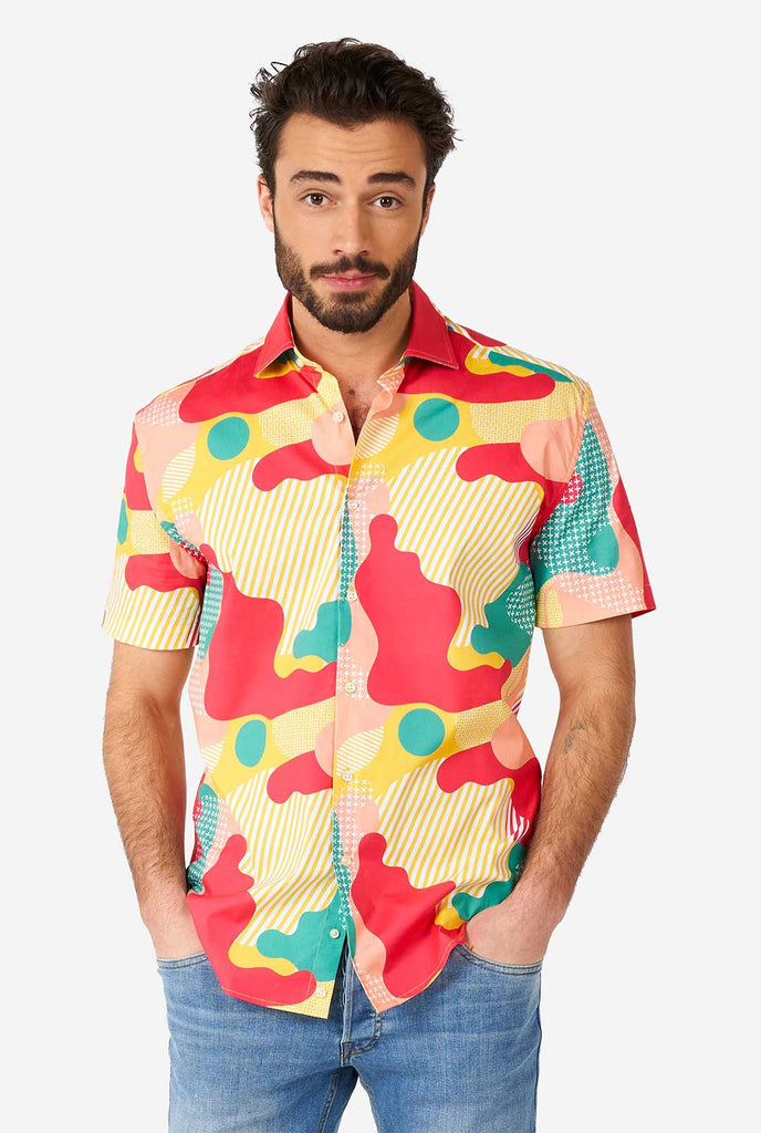 Man draagt ​​een zomerhemd met kleurrijke camouflageprint