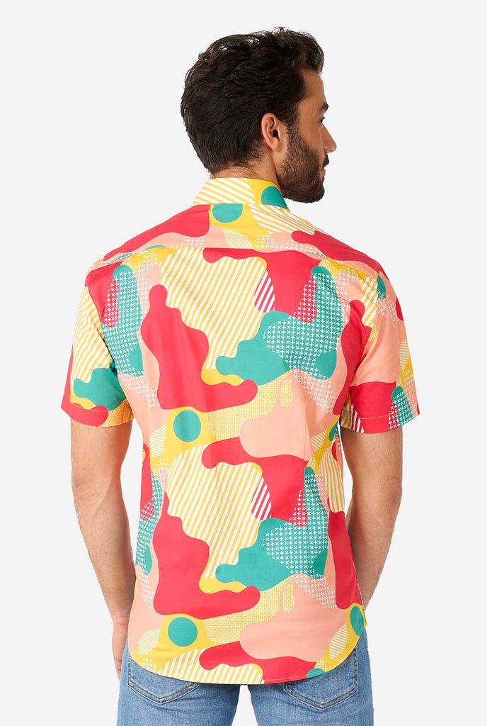 Man draagt ​​een zomerhemd met kleurrijke camouflageprint, bekijk vanaf de achterkant