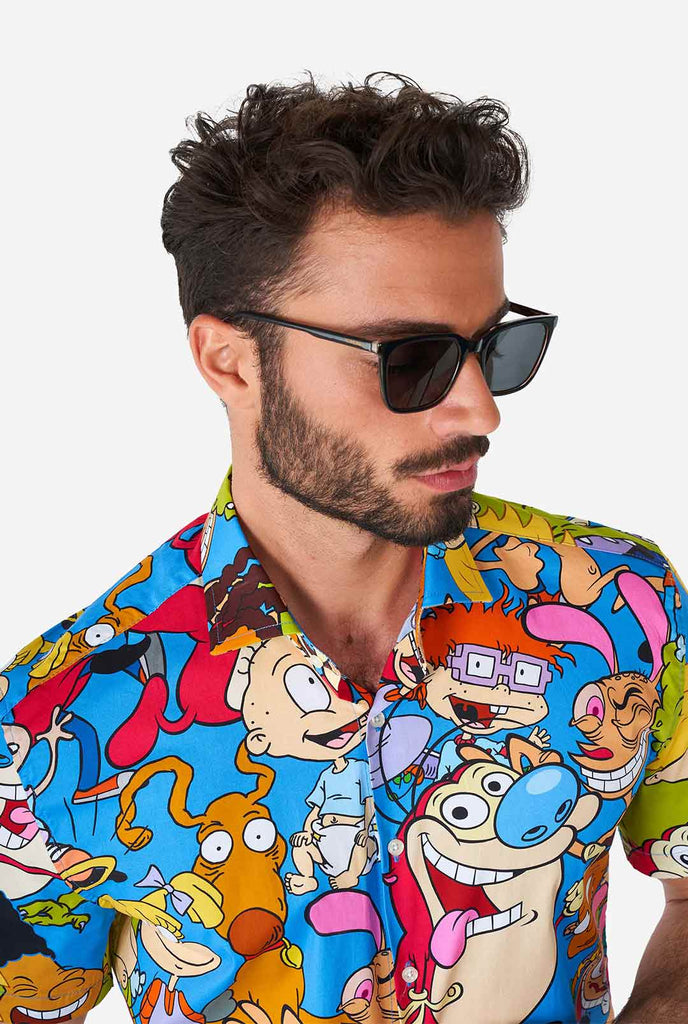 Man draagt ​​een zomerhemd met Nickelodeon -personages afdrukken, van dichtbij