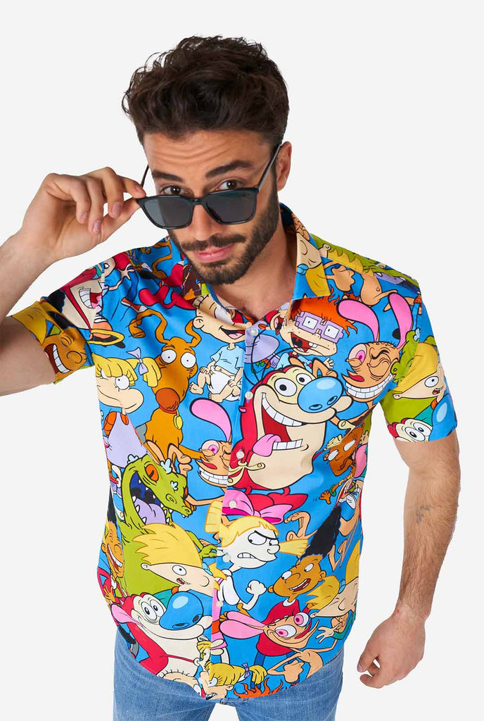 Man draagt ​​zomerhemd met Nickelodeon -personages afdrukken