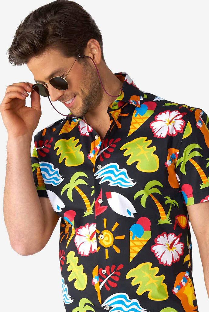 Man draagt ​​een zwart zomerhemd met tropische iconen. detailopname