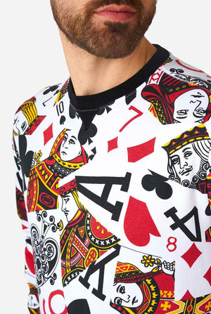 Man draagt een witte trui met afdrukken van speelkaarten, close -up