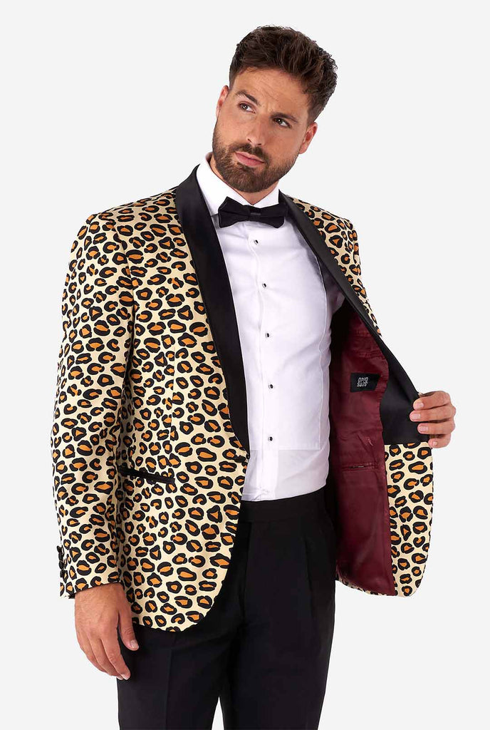 Man draagt ​​smoking met jaguar printjack