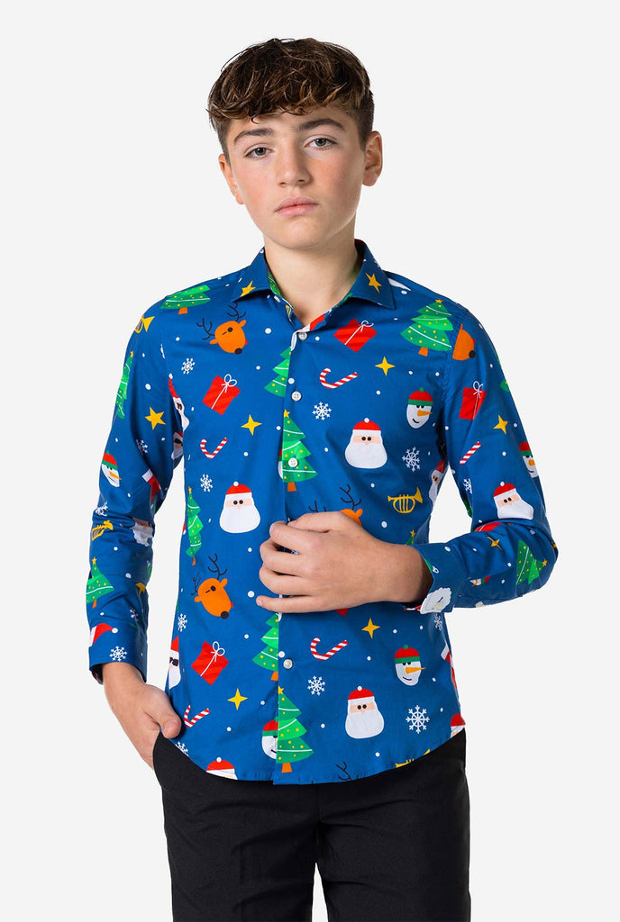 Tiener met een blauw overhemd met kerstprint