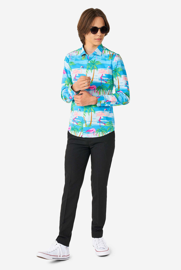 Tiener draagt ​​Hawaiiaans overhemd met tropisch flamingo -shirt