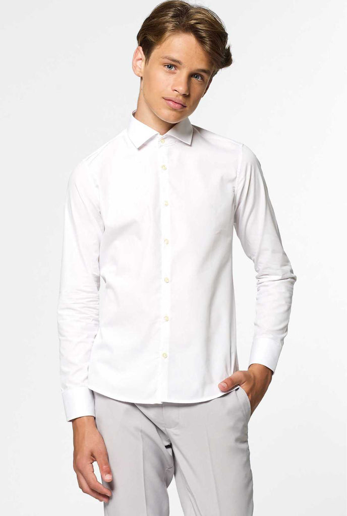 Wit shirt met lange mouwen voor jongens gedragen door een jongen met hand in zak