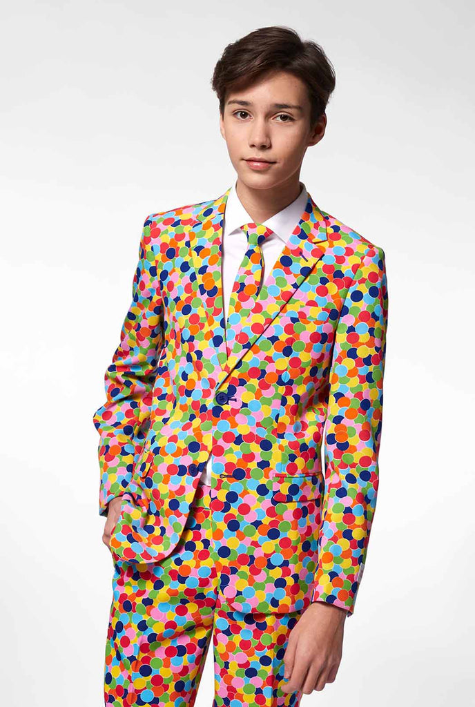 Tiener draagt ​​een formeel pak met confetti -print
