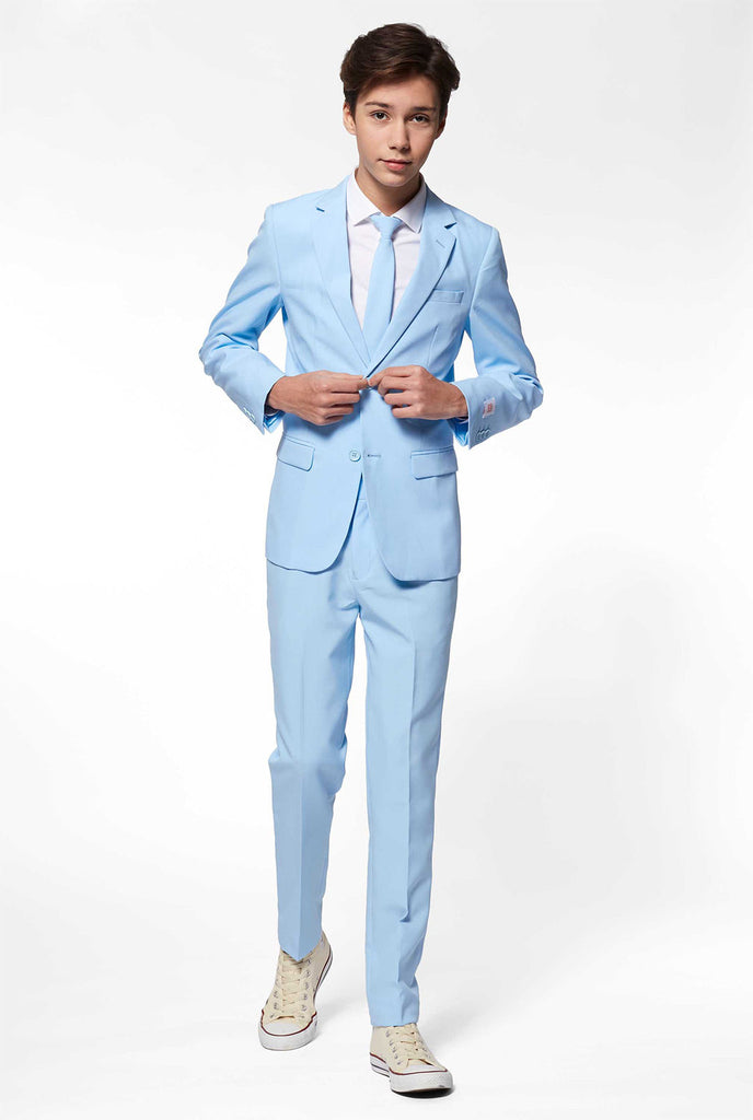 Tiener draagt ​​een lichtblauw formeel pak