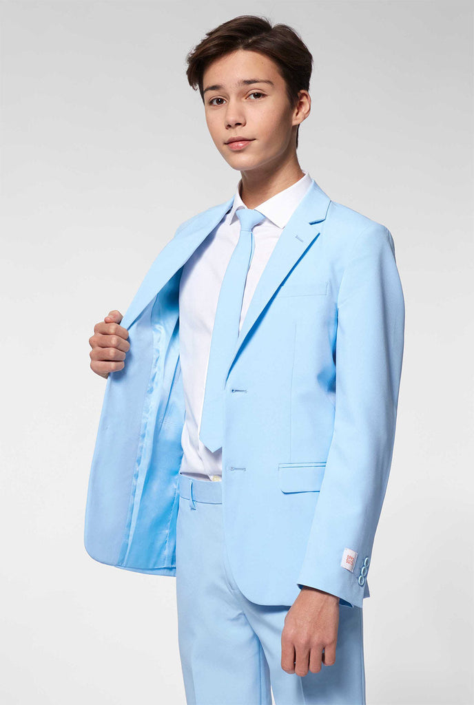 Tiener draagt ​​een lichtblauw formeel pak