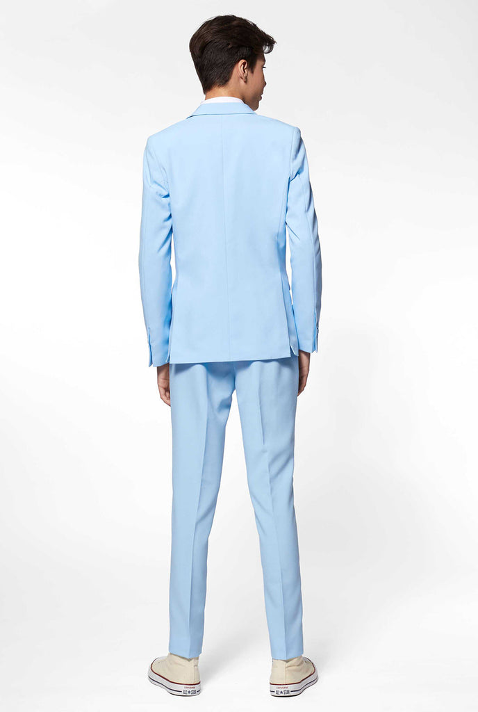 Tiener draagt ​​een lichtblauw formeel pak, bekijk vanaf de achterkant