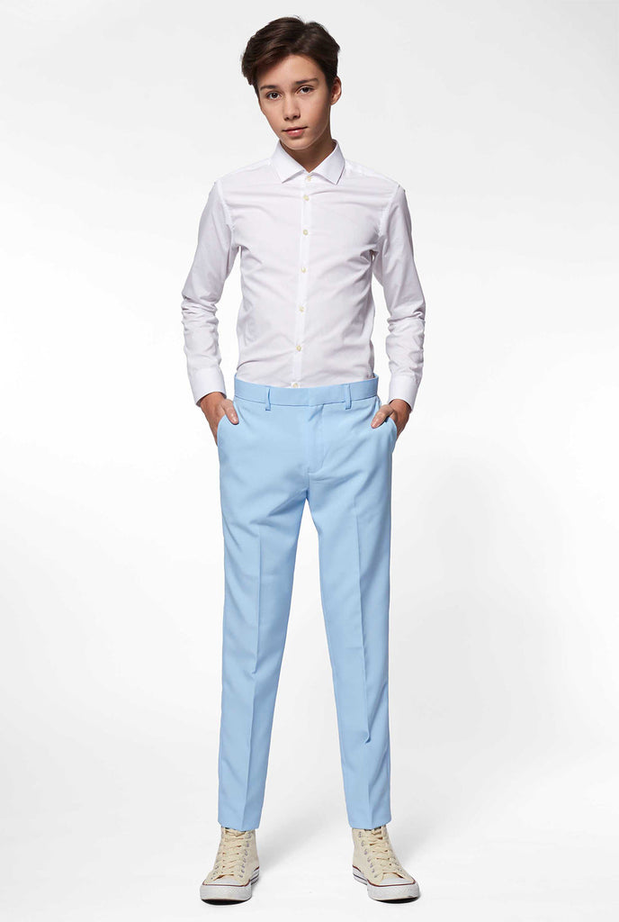 Tiener draagt ​​een lichtblauw formeel pak, uitzicht op een broek