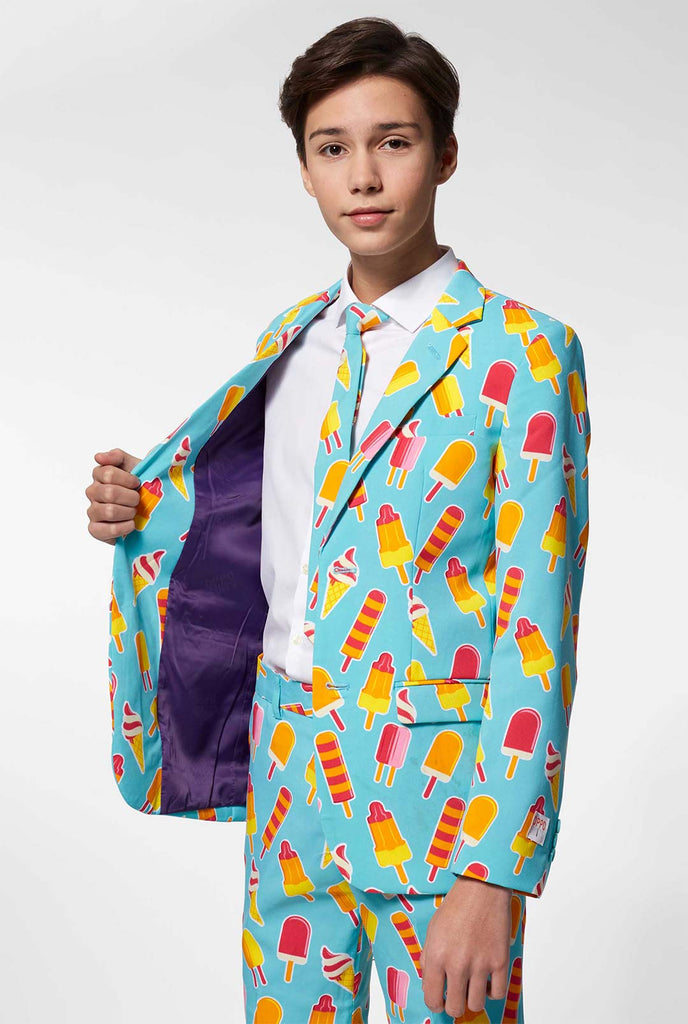 Tiener draagt ​​een lichtblauw formeel pak met ijslollyprint