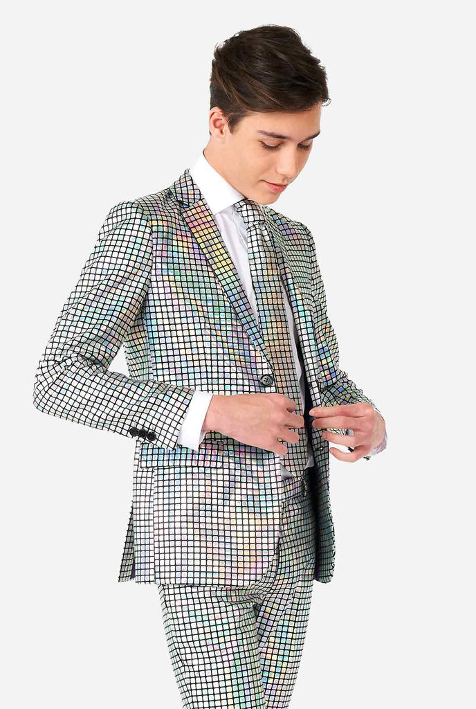 Tiener draagt ​​een formeel pak met spiegel discobale print