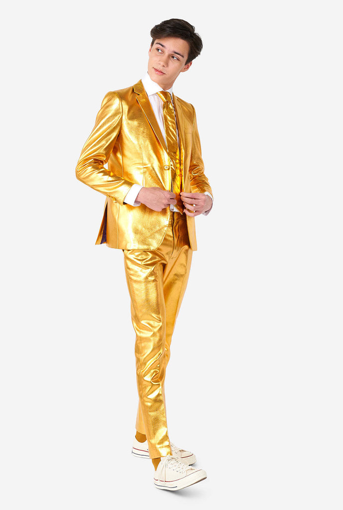 Tiener draagt ​​een formeel goudkleurig pak