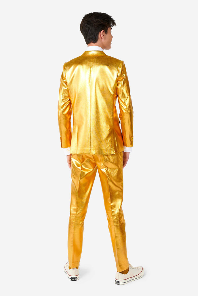 Tiener draagt ​​een formeel goudkleurig pak, bekijk vanaf de achterkant