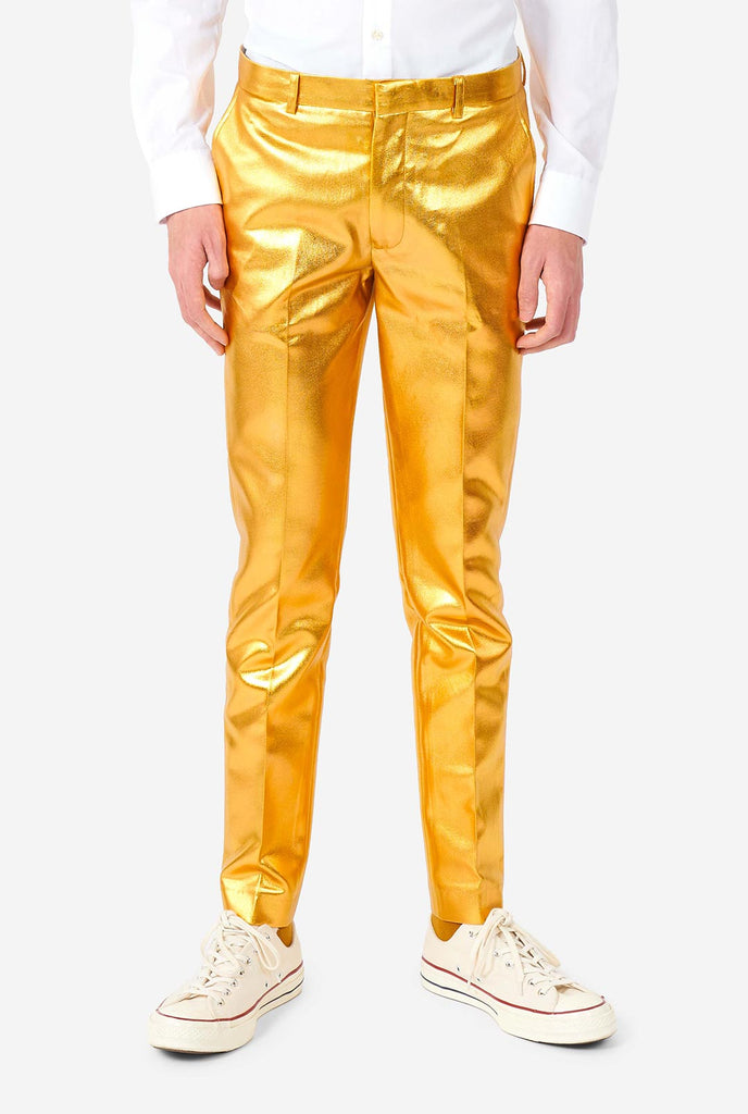 Tiener draagt ​​een formeel goudkleurig pak, ingezoomd in een broek