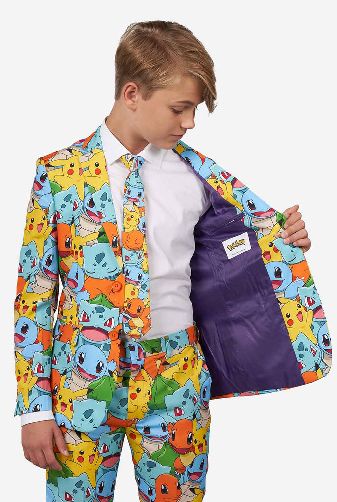 Tiener draagt ​​formele pakken met meerdere kleuren met Pokemon -print