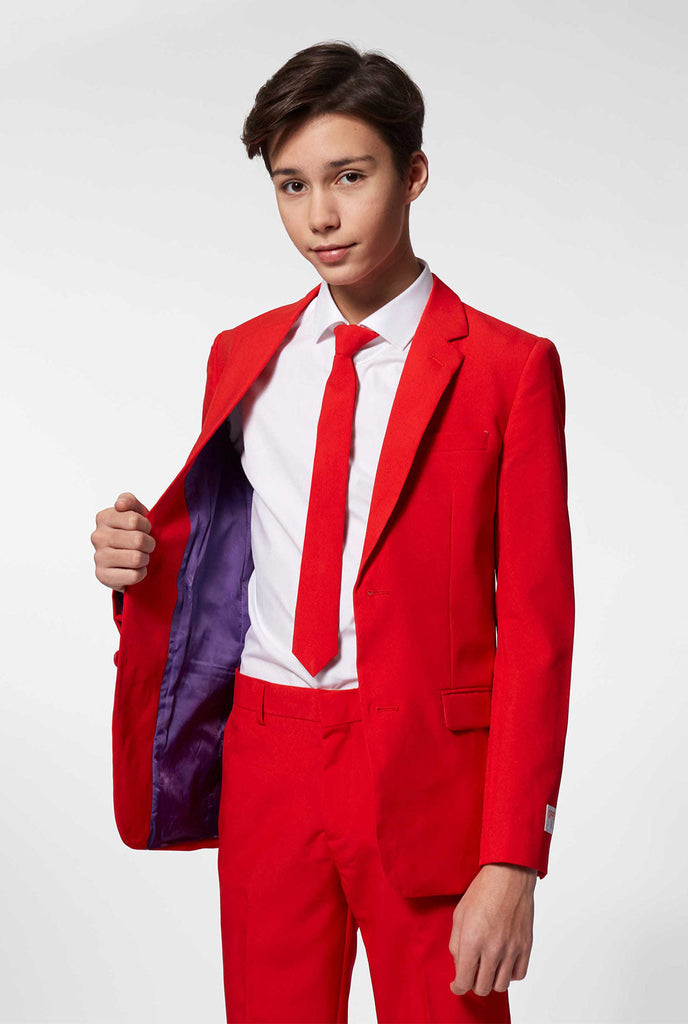 Tiener draagt ​​rood formeel pak