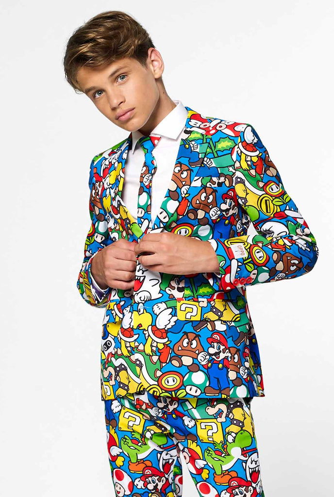 Tiener draagt ​​een formeel pak met kleurrijke Super Mario -print