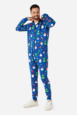 Man draagt blauwe kerst onesie