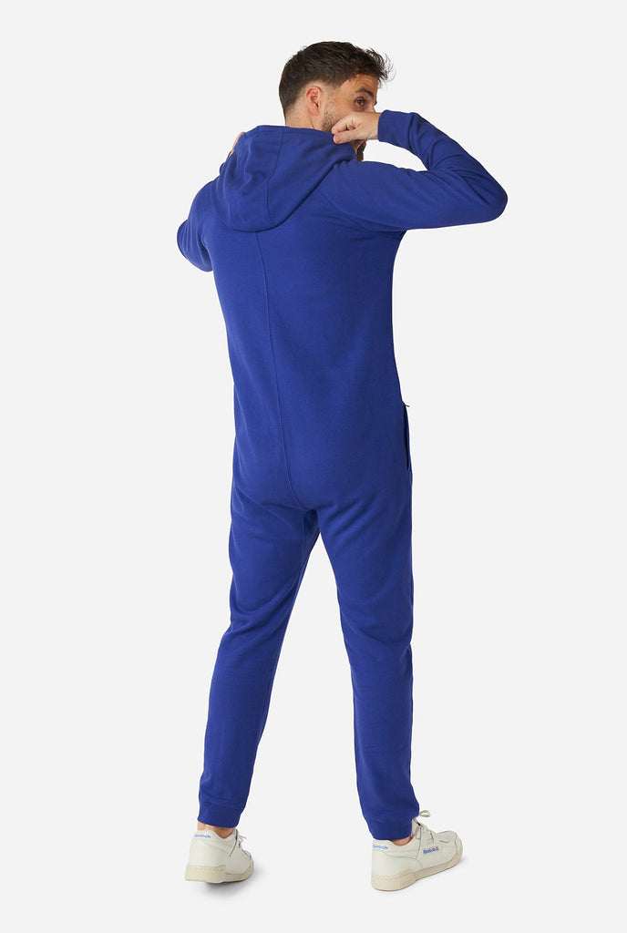 Man draagt ​​marineblauwe onesie, bekijk vanaf de achterkant