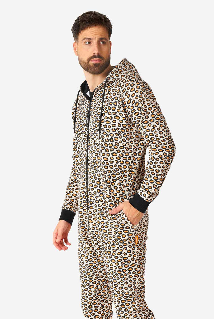 Man draagt ​​jaguar/ panther print onesie