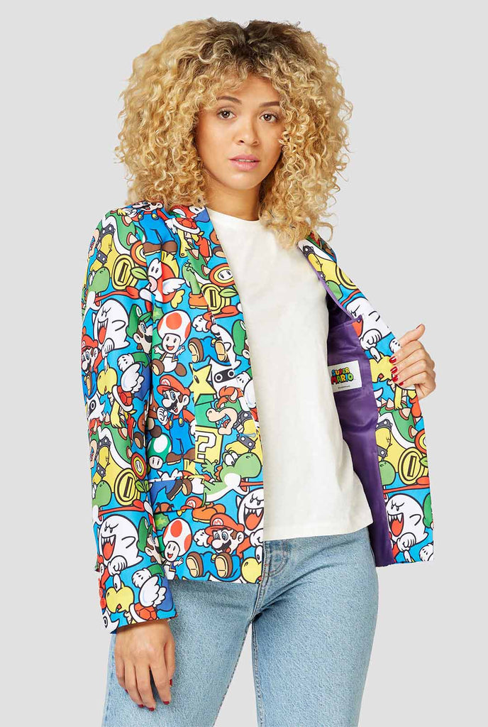 Vrouw die Blazer draagt ​​met Super Mario Print