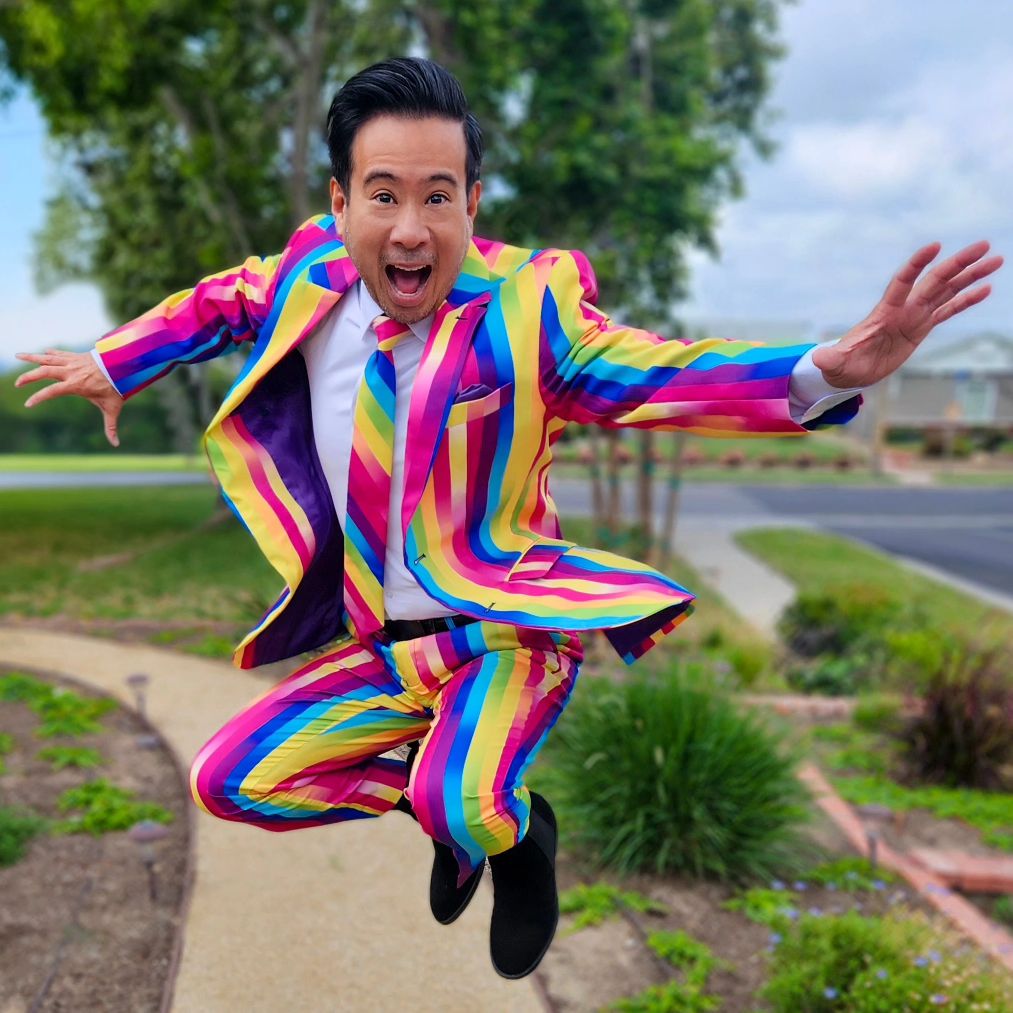 Een man in een regenboogkleurig pak van de tegenstander springt met zijn mond wijd open