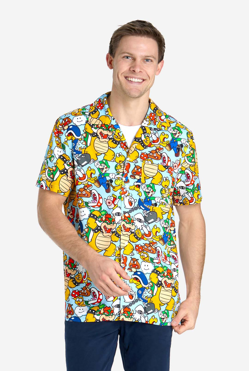 Man met Hawaiiaans shirt met Super Mario-pictogrammen