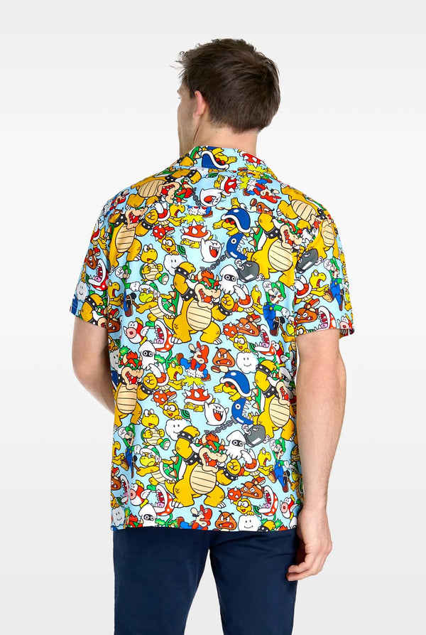 Man met Hawaiiaans shirt met Super Mario-pictogrammen, zicht vanaf de achterkant
