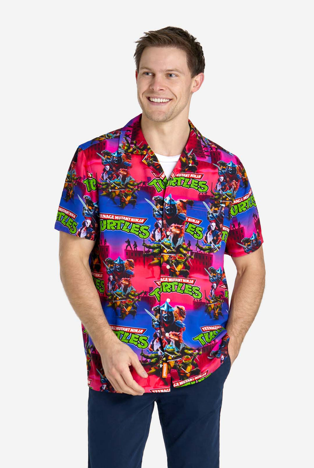Man met Hawaiiaans shirt met print van Teenage Mutant Ninja Turtle.
