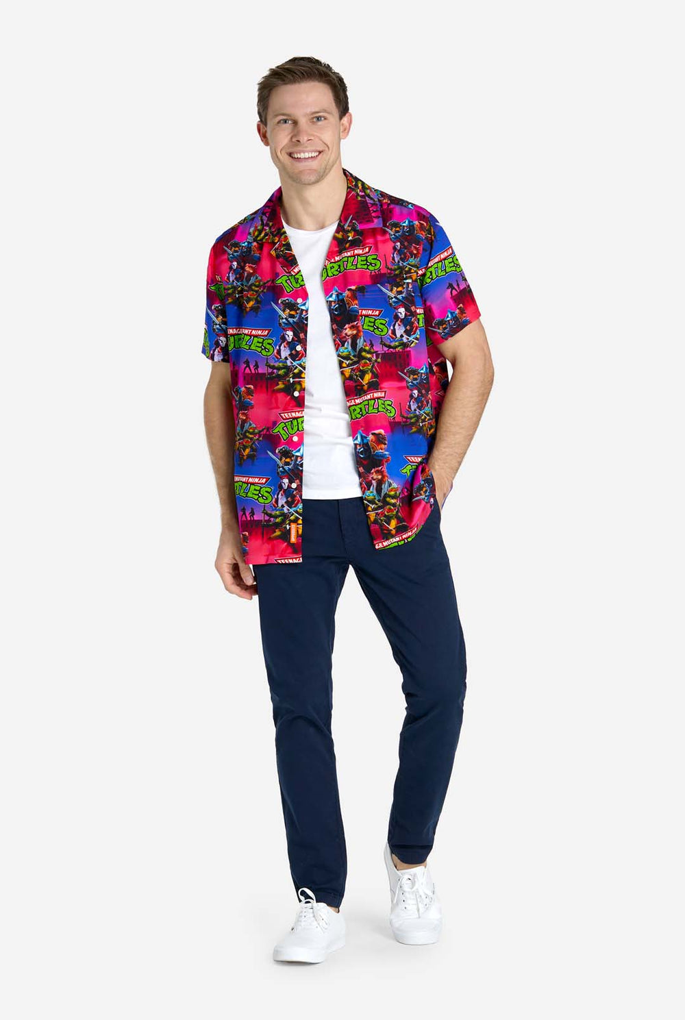 Man met Hawaiiaans shirt met print van Teenage Mutant Ninja Turtle.
