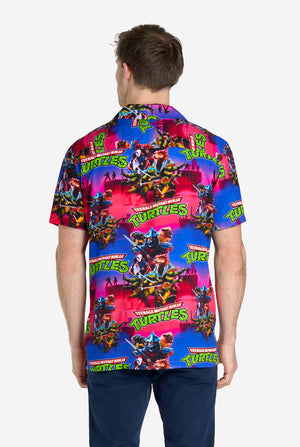 Man met Hawaiiaans shirt met print van Teenage Mutant Ninja Turtle, zicht vanaf de achterkant