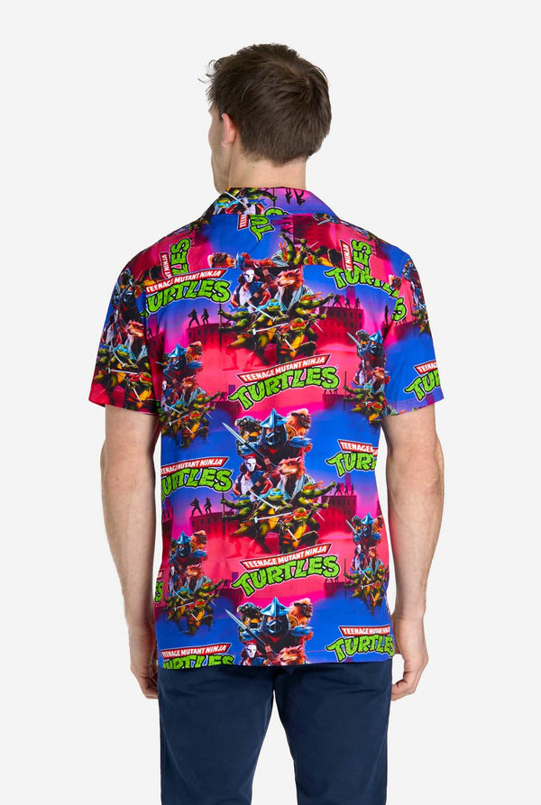 Man met Hawaiiaans shirt met print van Teenage Mutant Ninja Turtle, zicht vanaf de achterkant