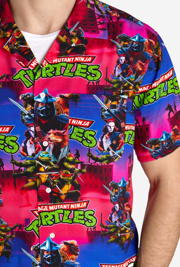 Man met Hawaiiaans shirt met print van Teenage Mutant Ninja Turtle.