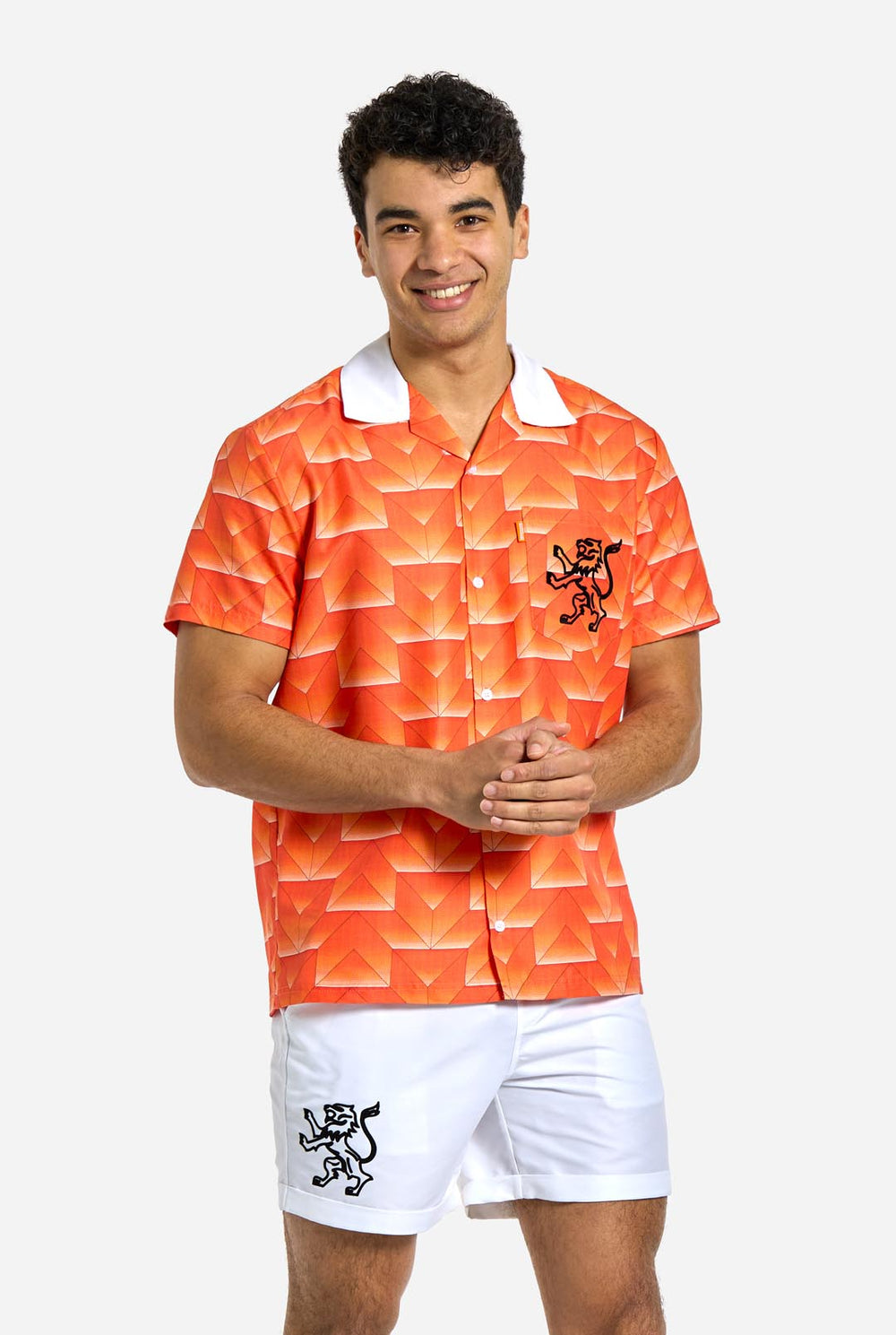 Mannen in oranje zomerset bestaande uit shirt en broekje