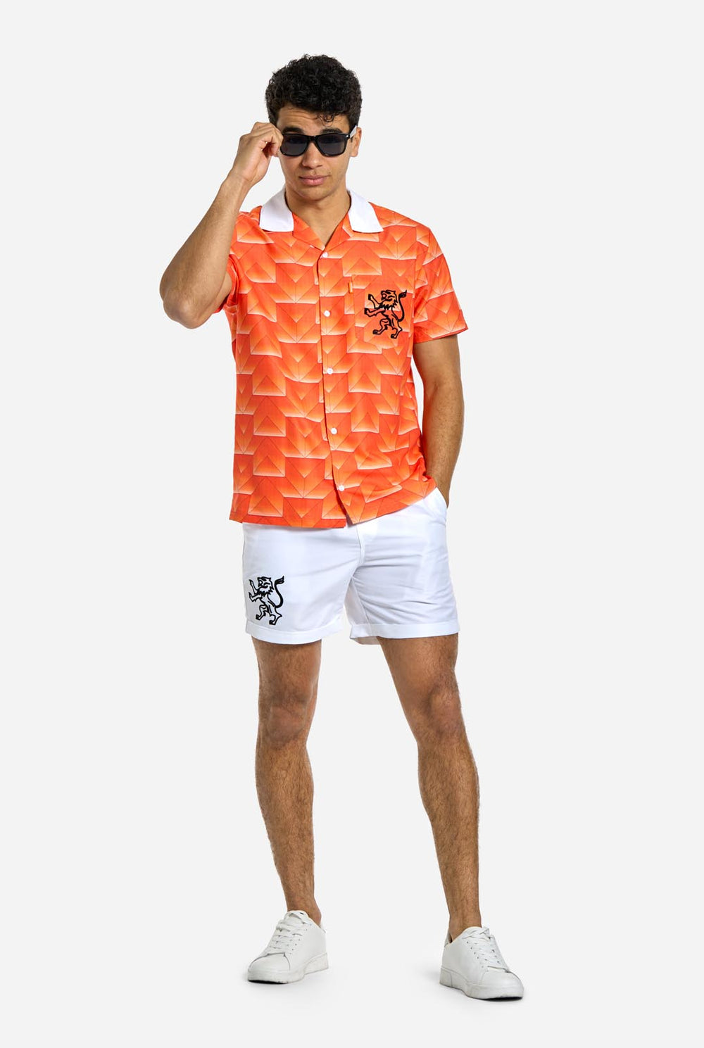 Mannen in oranje zomerset bestaande uit shirt en broekje