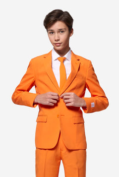 Tiener in formeel oranje pak.
