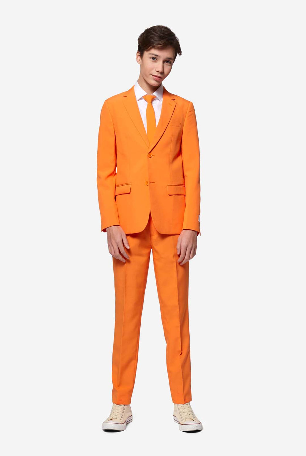Tiener in formeel oranje pak.