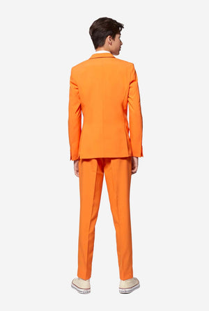 Tiener in formeel oranje pak. Gezien vanaf de achterkant.