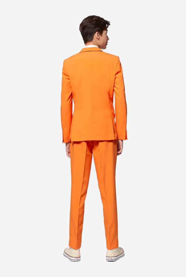Tiener in formeel oranje pak. Gezien vanaf de achterkant.