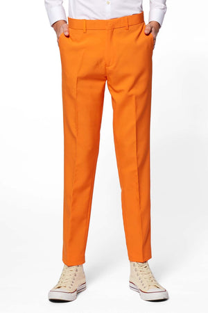 Tiener in formeel oranje pak, close up van de broek.